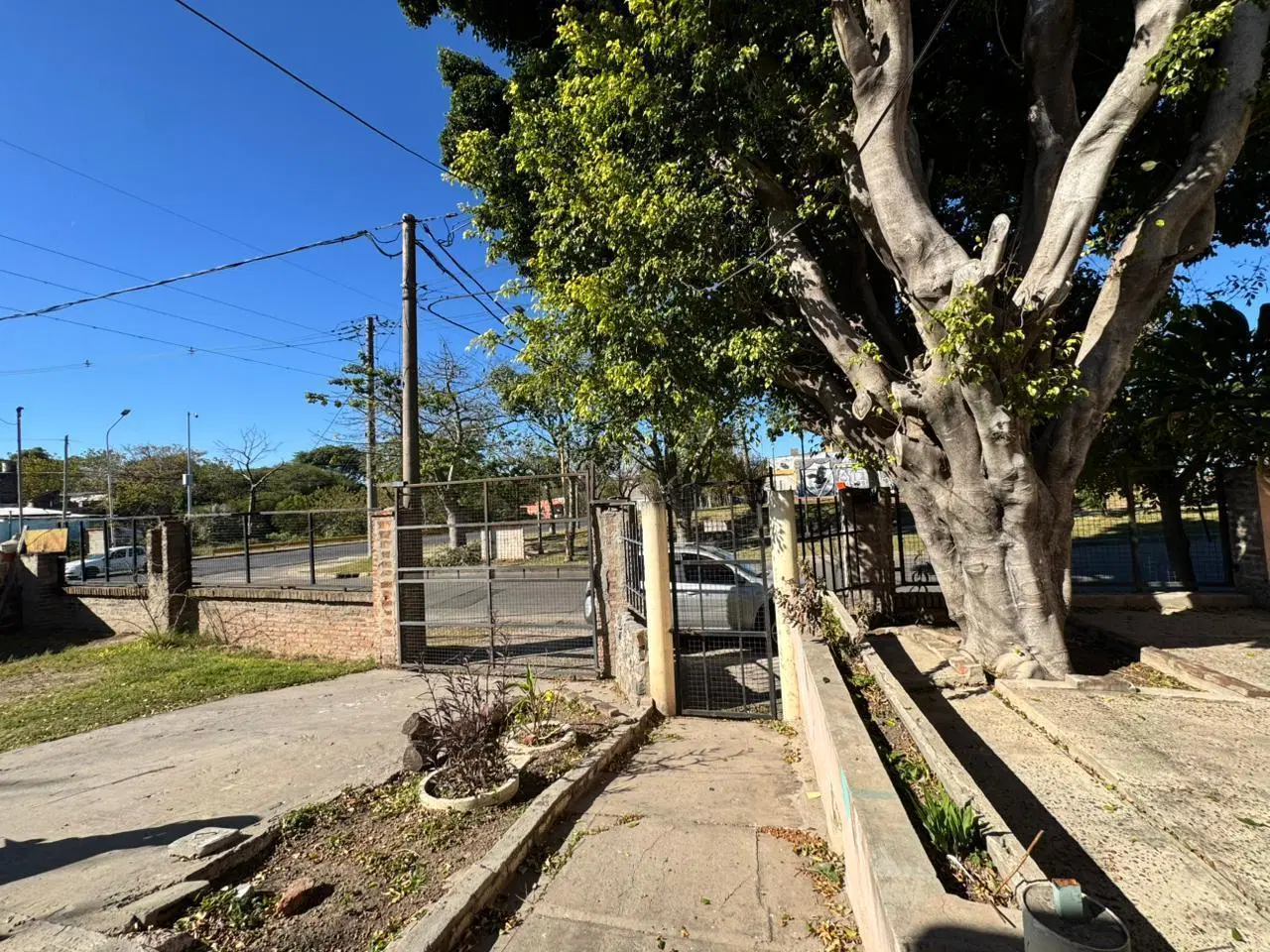 Diaz Velez 1135. Casa en esquina Sobre Avenida 2
