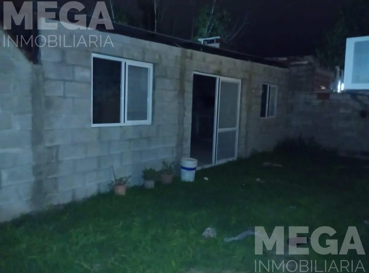 Newbery y Artigas . Casa en venta. 2 dormitorios 4