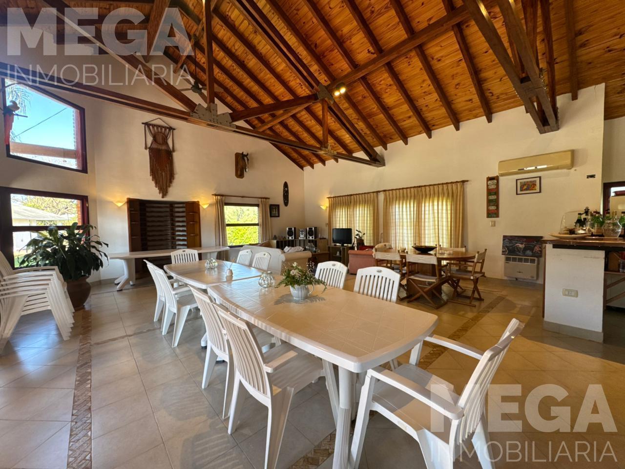 Foto de Amplia Casa con pileta y quincho en La Toma, imagen 1