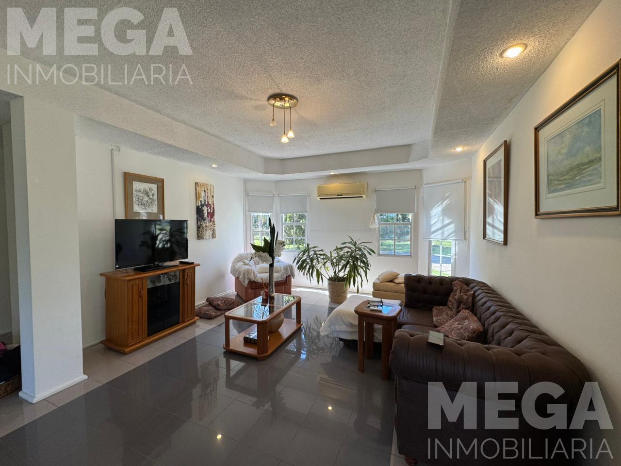 Foto de Amplia Casa con pileta y quincho en La Toma, imagen 4