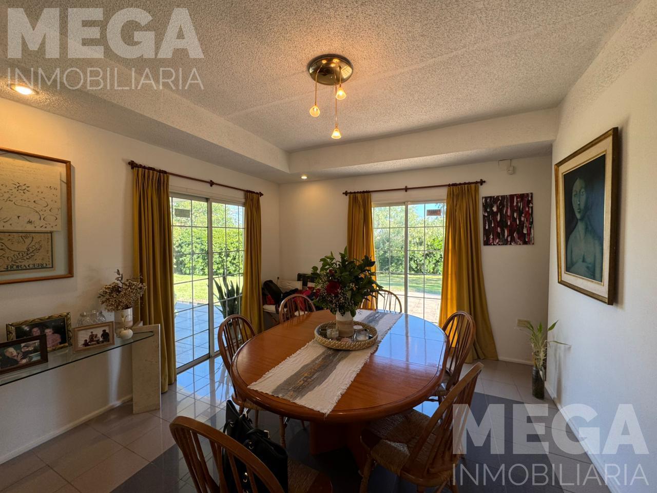 Foto de Amplia Casa con pileta y quincho en La Toma, imagen 2