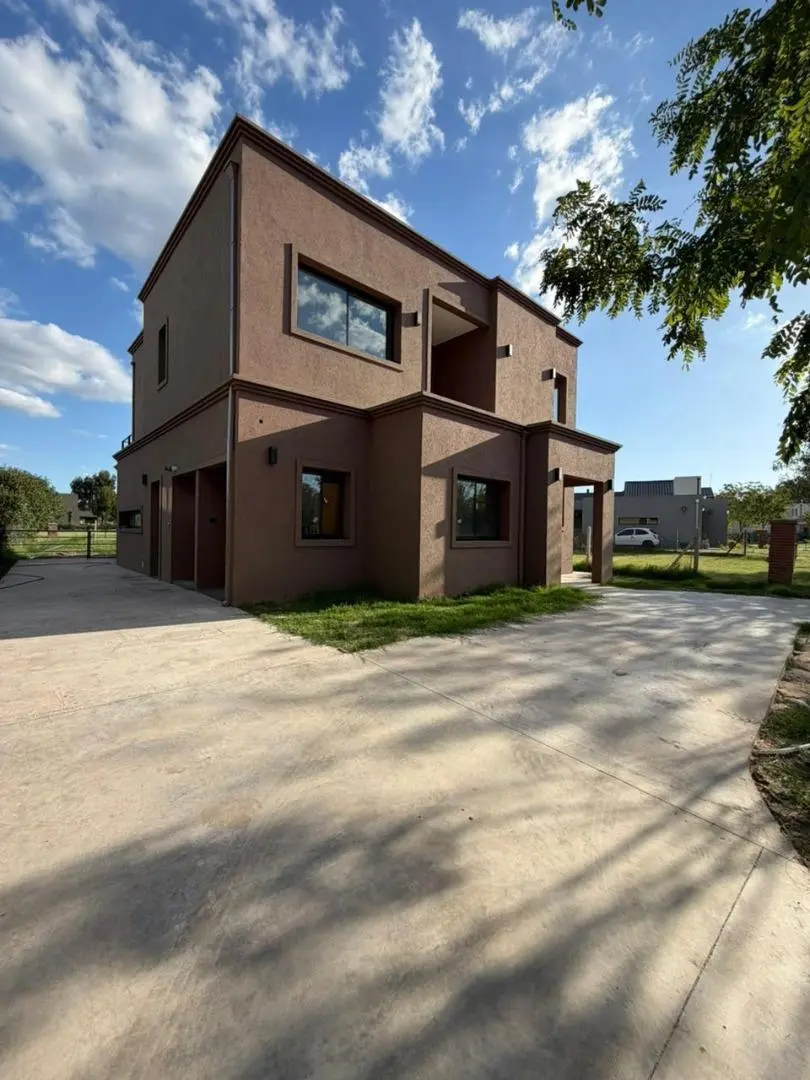 Casa a estrenar en Venta en Barrio Cerrado Santo Tomás Pilar 2