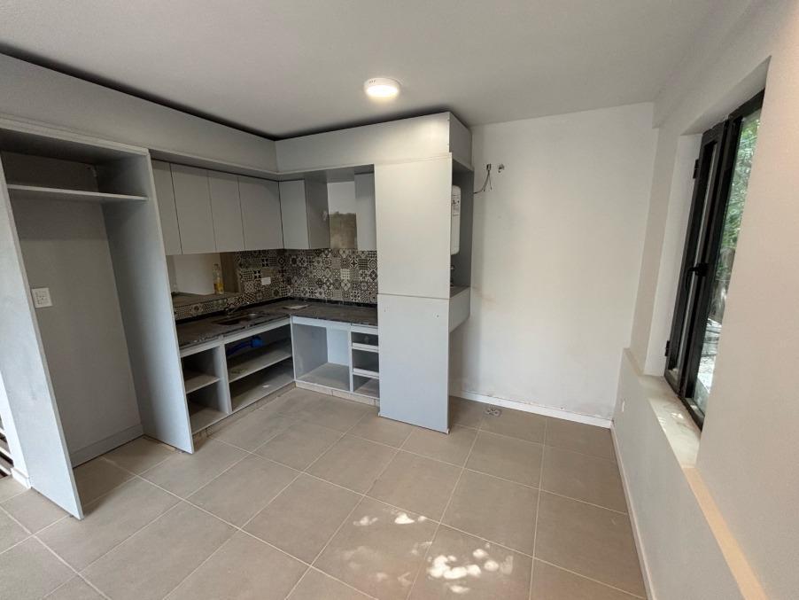 VENTA-MONOAMBIENTE DIVISIBLE-50 M2 CUBIERTOS-1ER. PISO POR ESCALERA-CAFFERATA 2000-