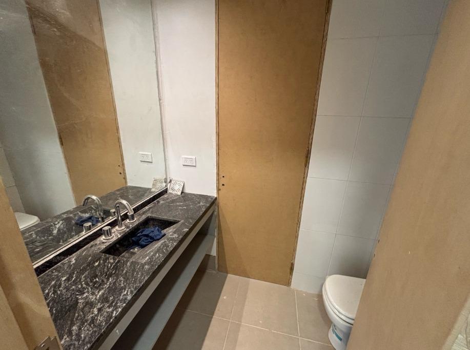 Foto de VENTA-MONOAMBIENTE DIVISIBLE-50 M2 CUBIERTOS-1ER. PISO POR, imagen 2