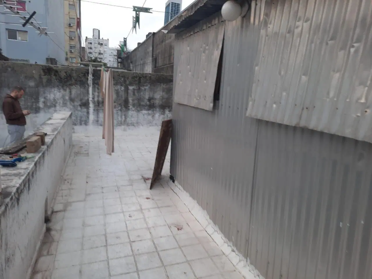 Departamento de pasillo- Dos dormitorios- Patio y Terraza-Dorrego 400- Zona Río-Rosario 4