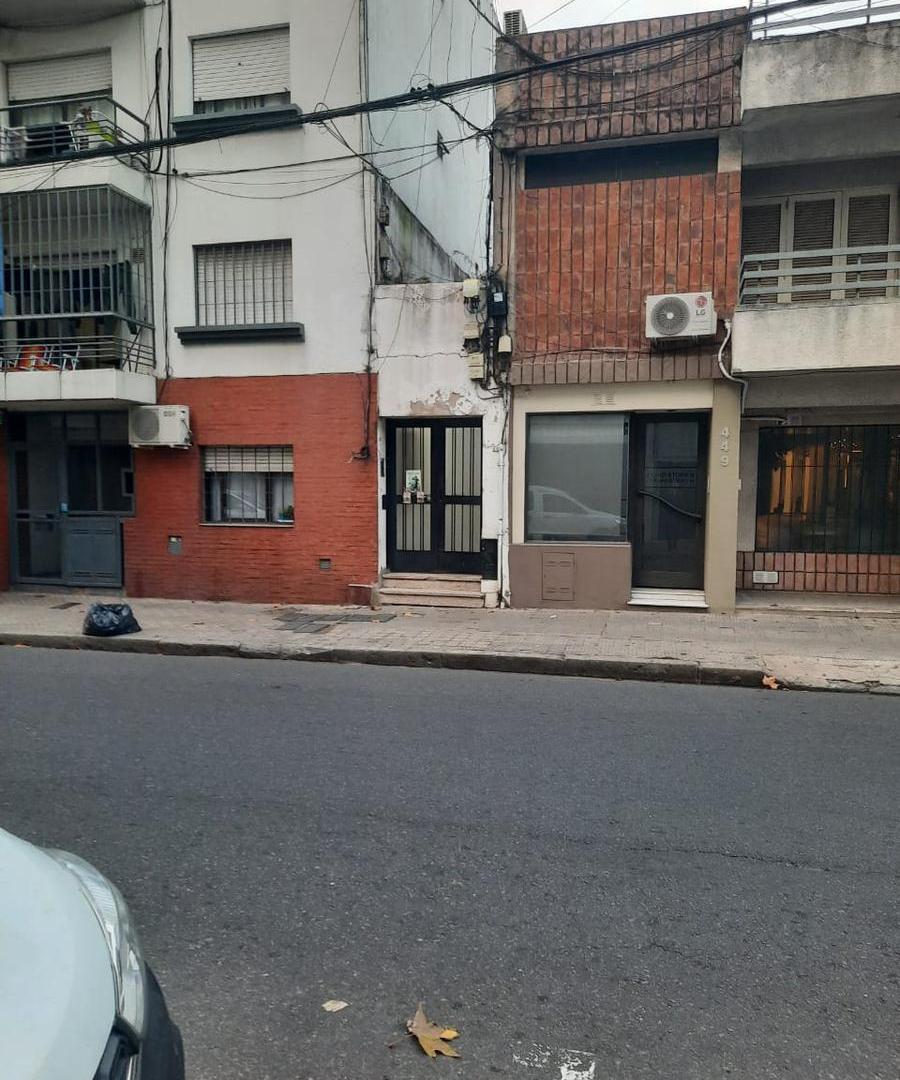 Departamento de pasillo- Dos dormitorios- Patio y Terraza-Dorrego 400- Zona Río-Rosario