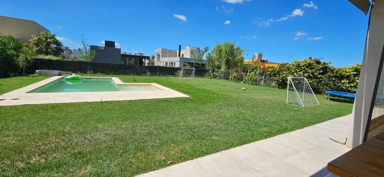 Casa en alquiler permanente- Barrio Privado Puerto Roldán- Tres dormitorios- Piscina 2