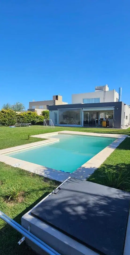Casa en alquiler permanente- Barrio Privado Puerto Roldán- Tres dormitorios- Piscina 1