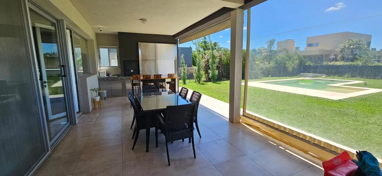Casa en alquiler permanente- Barrio Privado Puerto Roldán- Tres dormitorios- Piscina 8
