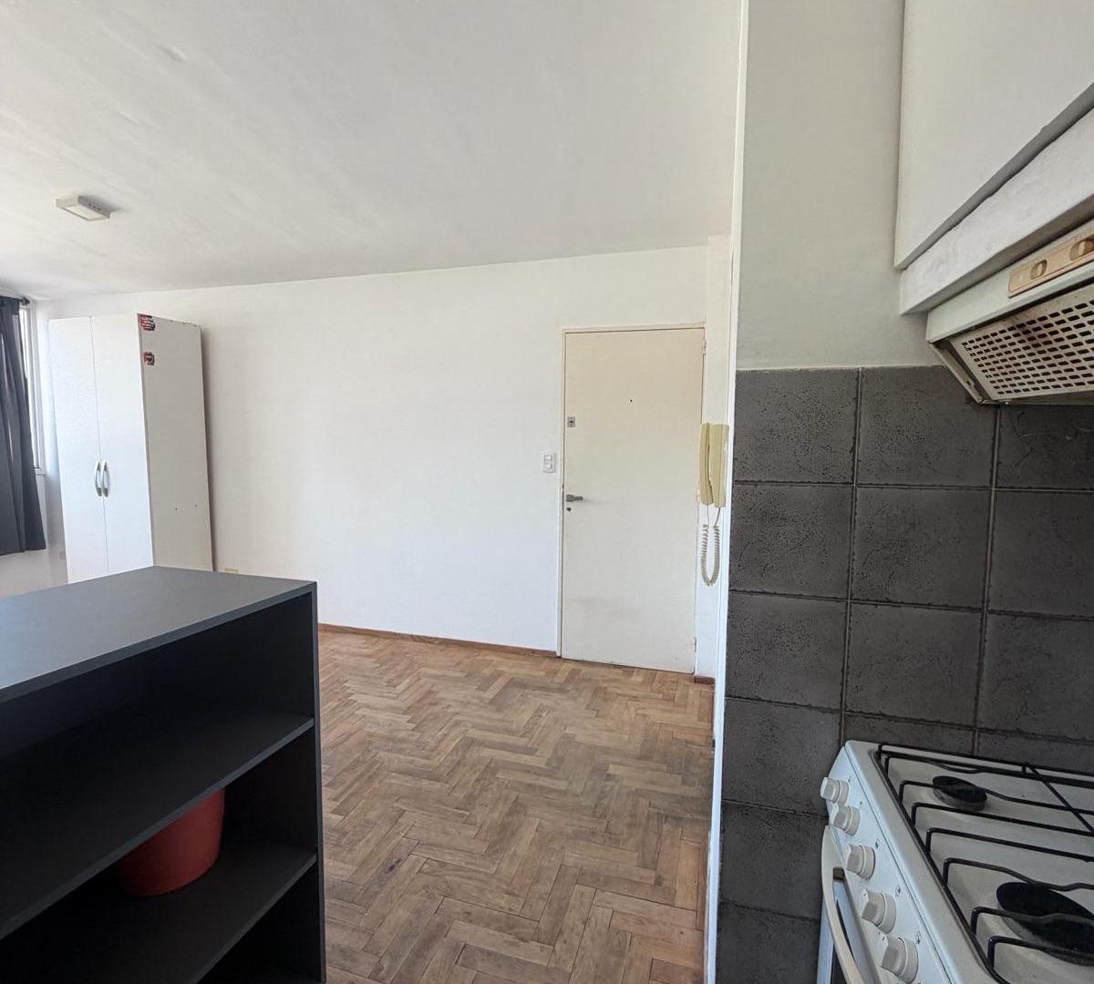Foto de DEPARTAMENTO MONOAMBIENTE SIN BALCON DE ESCALERA CONTRAFRENTE San Juan, imagen 5