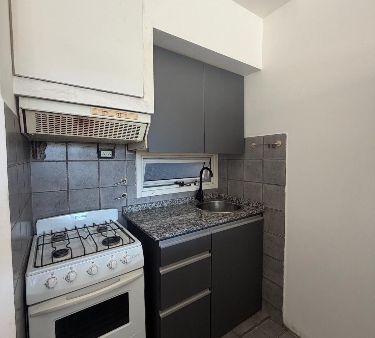 Foto de DEPARTAMENTO MONOAMBIENTE SIN BALCON DE ESCALERA CONTRAFRENTE San Juan, imagen 2