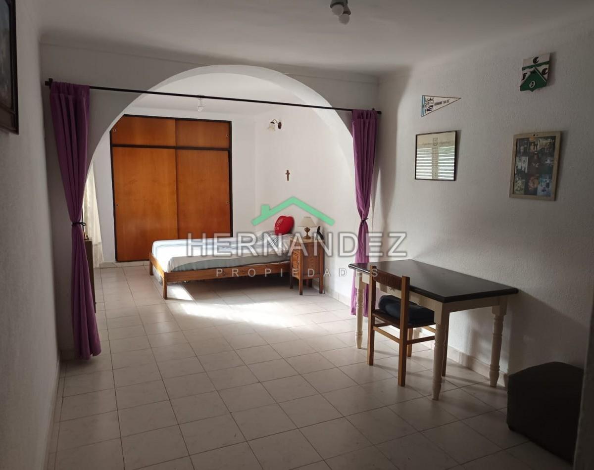 Foto de CASA EN VENTA TRES AMBIENTES + DEPENDENCIA DE SERVICIO CASTELAR SUR, imagen 2