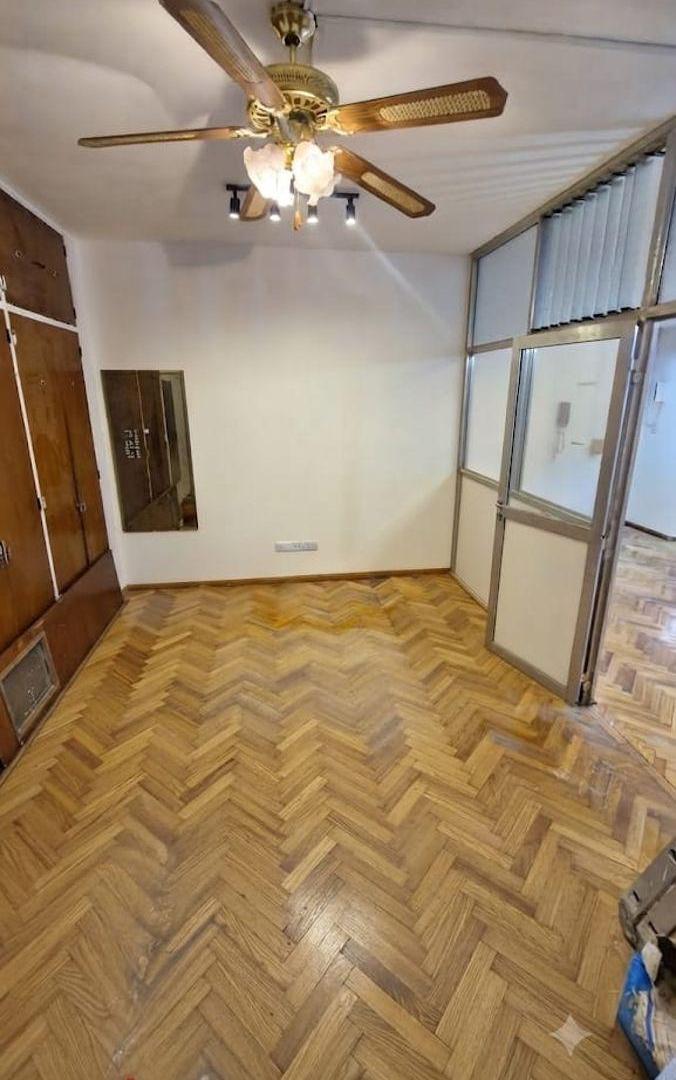 Foto de VENTA MONOAMBIENTE 40M2 EN LA ZONA DE ONCE/BALVANERA ( AZCUENAGA AL 300) OPORT!! Division / 2 AMB, imagen 2