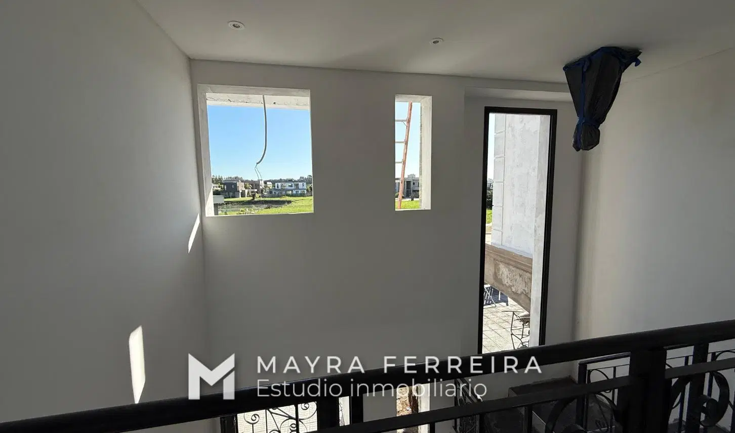 Casa en venta a la laguna en Lagos de Canning 5