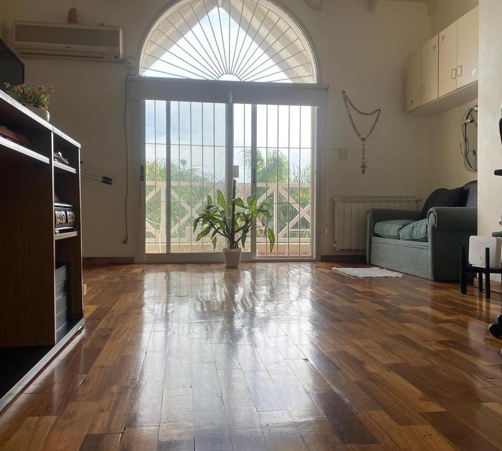 VENTA TRIPLEX 5 AMBIENTES CON PATIO Y PARRILLA EN OLIVOS