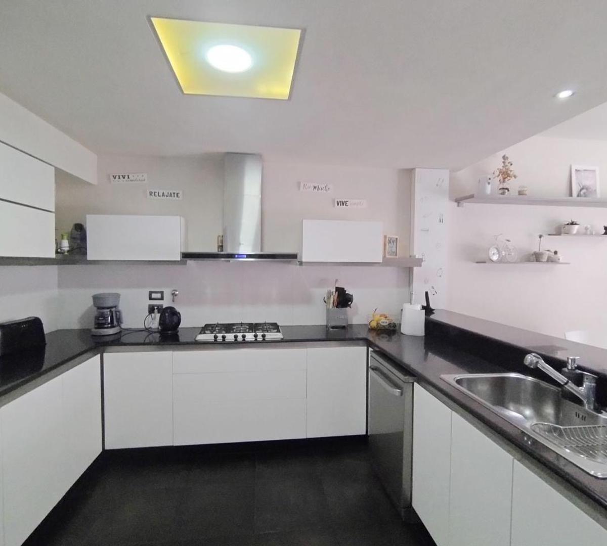 Venta Casa 7 Amb, Villa del Parque - Dos Cocheras - Piscina 2