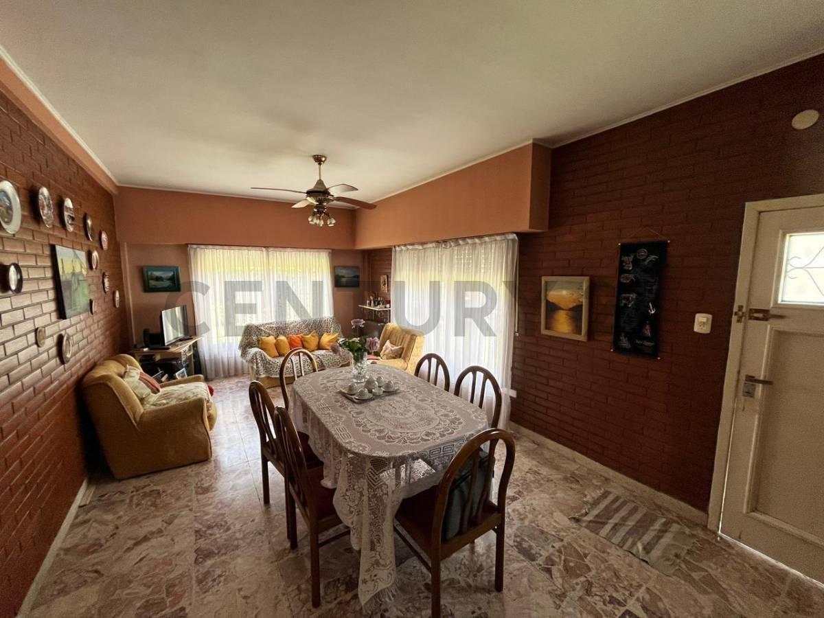VENTA CASA 5 AMBIENTES CON PARRILLA Y JARDIN MÁS LOCAL COMERCIAL INDEPENDIENTE - ITUZAINGO