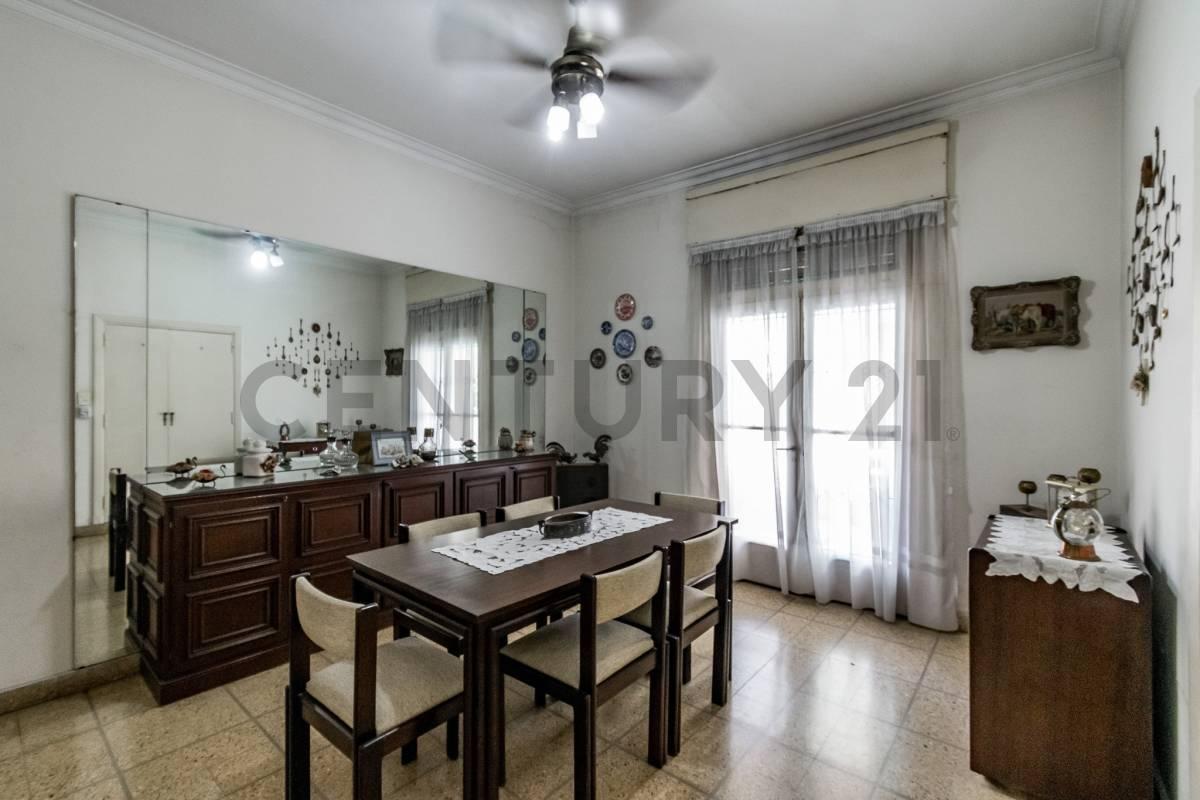 Venta PH 4 ambientes en Villa Devoto con jardín, cochera y terraza