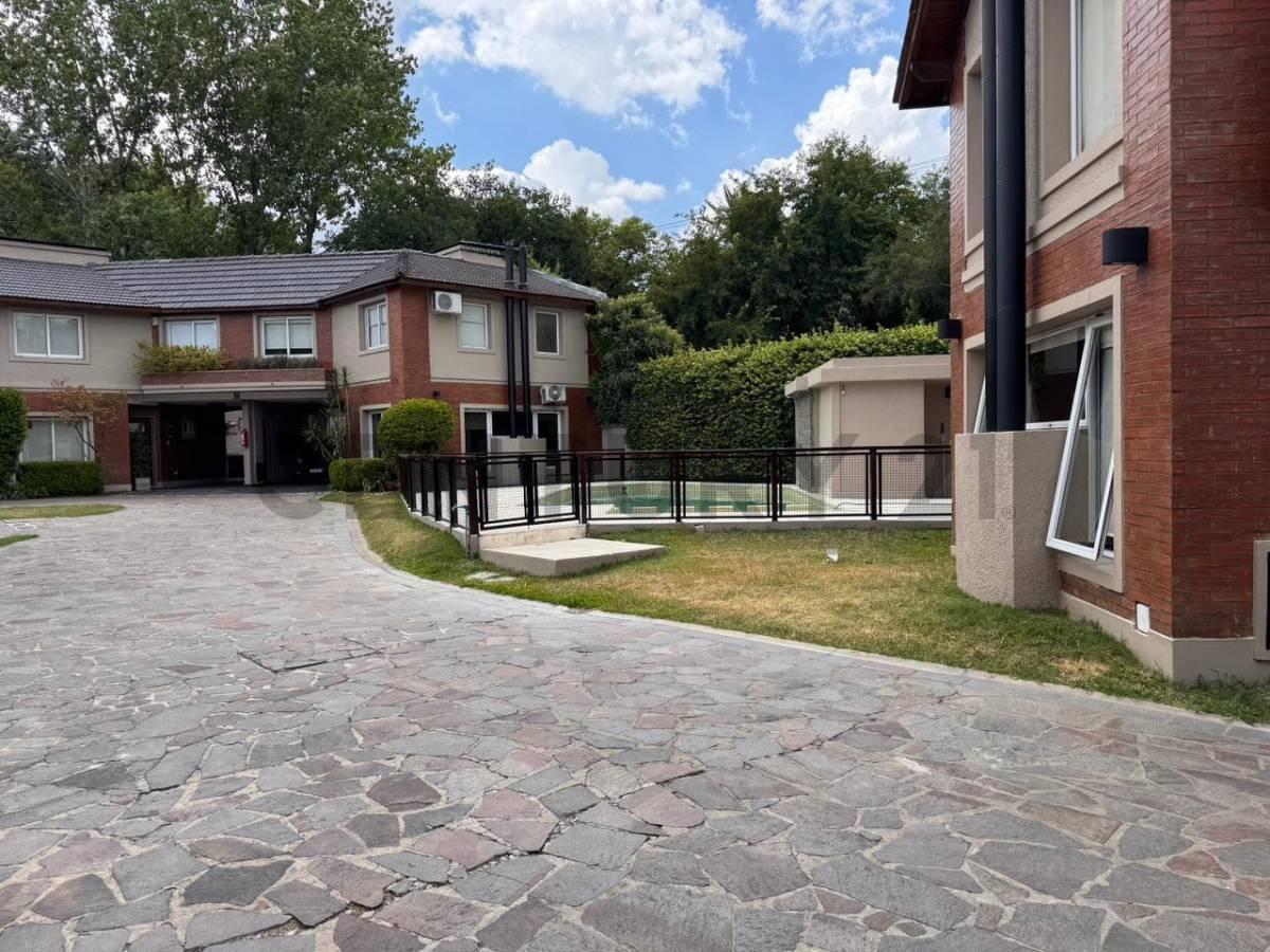 Casa de 4 ambientes con patio, parrilla y cochera en complejo de categoria Adrogué