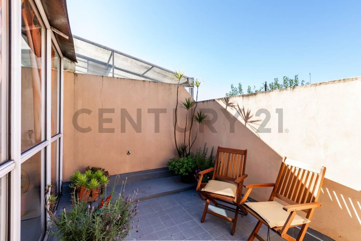 PH 3 Ambientes primer piso por escalera con Escritorio y Terraza Propia | Súper Luminoso | Villa Dev