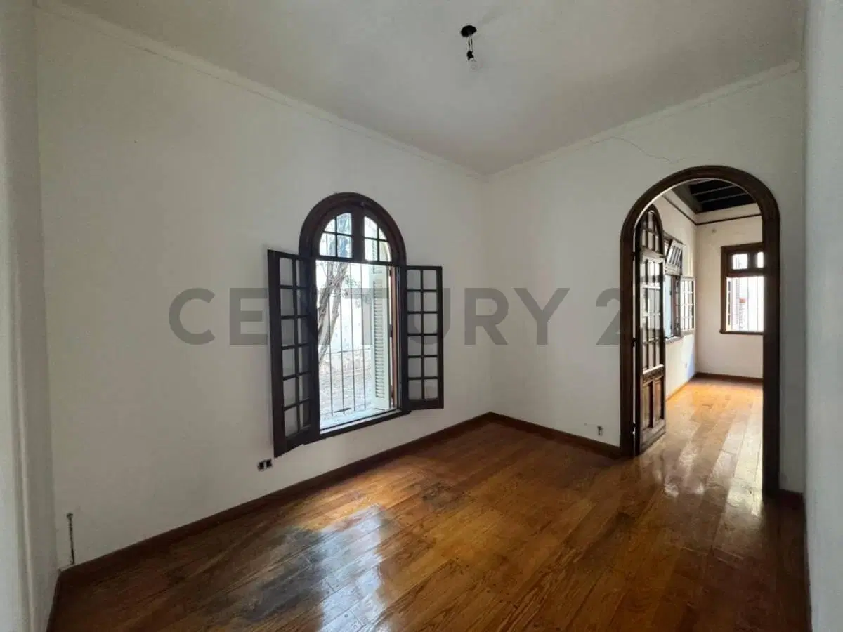 VENTA CASA 7 AMBIENTES CON JARDÍN Y COCHERA EN VILLA URQUIZA 2