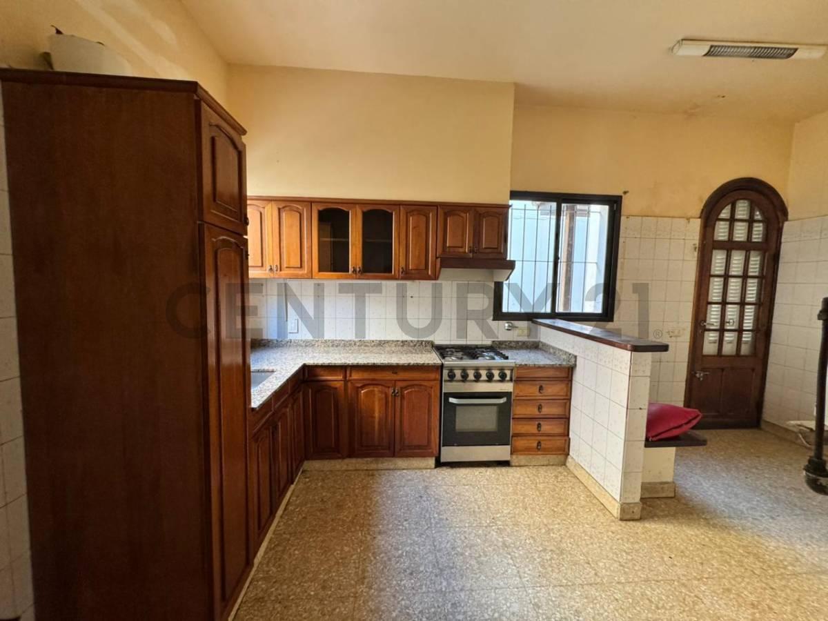Foto de VENTA CASA 5 AMBIENTES CON 4 DORMITORIOS Y ESCRITORIO, JARDÍN Y COCHERA, imagen 5