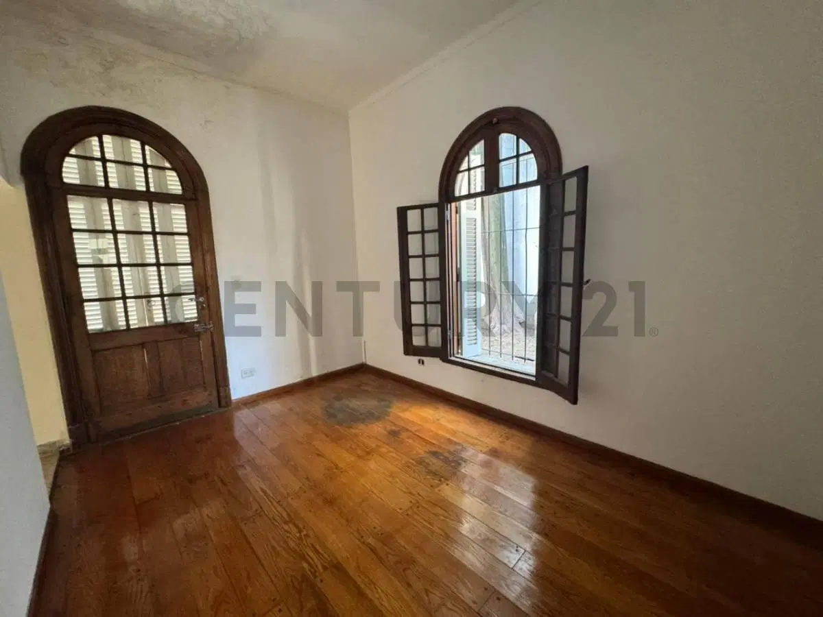 VENTA CASA 7 AMBIENTES CON JARDÍN Y COCHERA EN VILLA URQUIZA 3