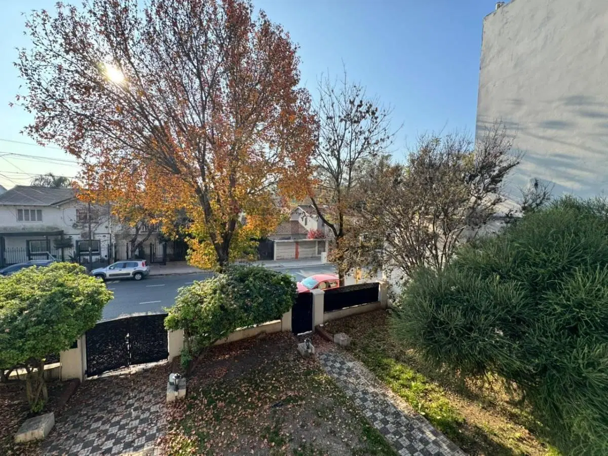 ALQUILER CASA 7 AMBIENTES CON JARDÍN Y COCHERA EN VILLA URQUIZA 2