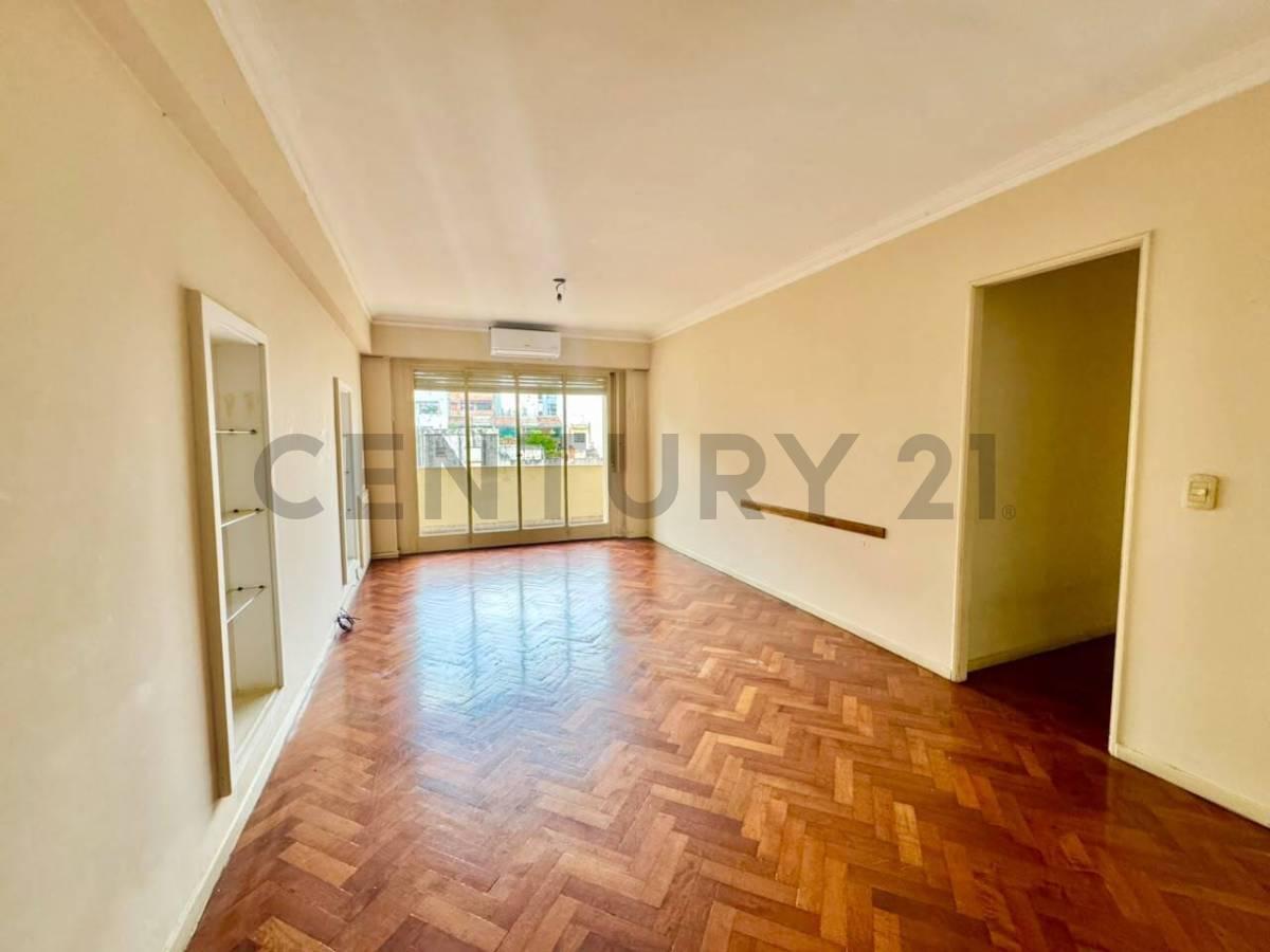 Foto de VENTA DEPARTAMENTO 4 AMBIENTES CON DEPENDENCIA DE SERVICIO EN CABALLITO, imagen 2