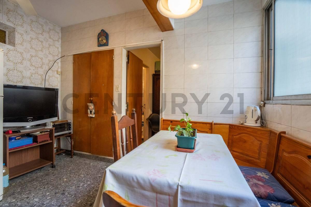 Foto de VENTA DEPARTAMENTO 4 AMBIENTES EN VILLA DEL PARQUE, imagen 2
