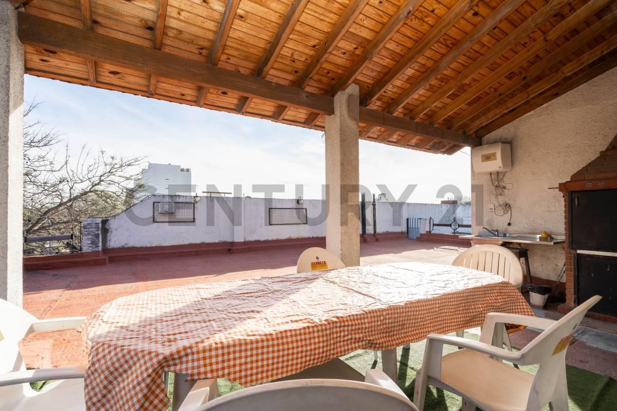 Foto de VENTA PH Amplio y Luminoso en Devoto | 5 Amb | Terraza + Quincho | Sin, imagen 4