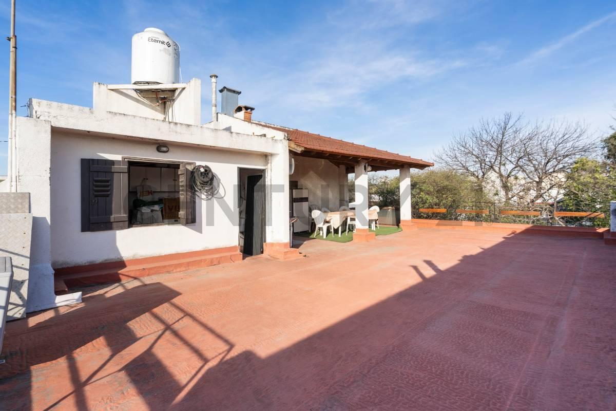 Foto de VENTA PH Amplio y Luminoso en Devoto | 5 Amb | Terraza + Quincho | Sin, imagen 2