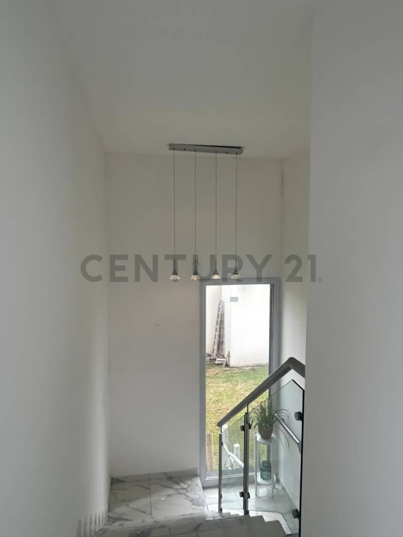 Foto de VENTA CASA DE 4 AMBIENTES CON PILETA EN EL BARRIO ALVAREZ DEL BOSQUE, imagen 2