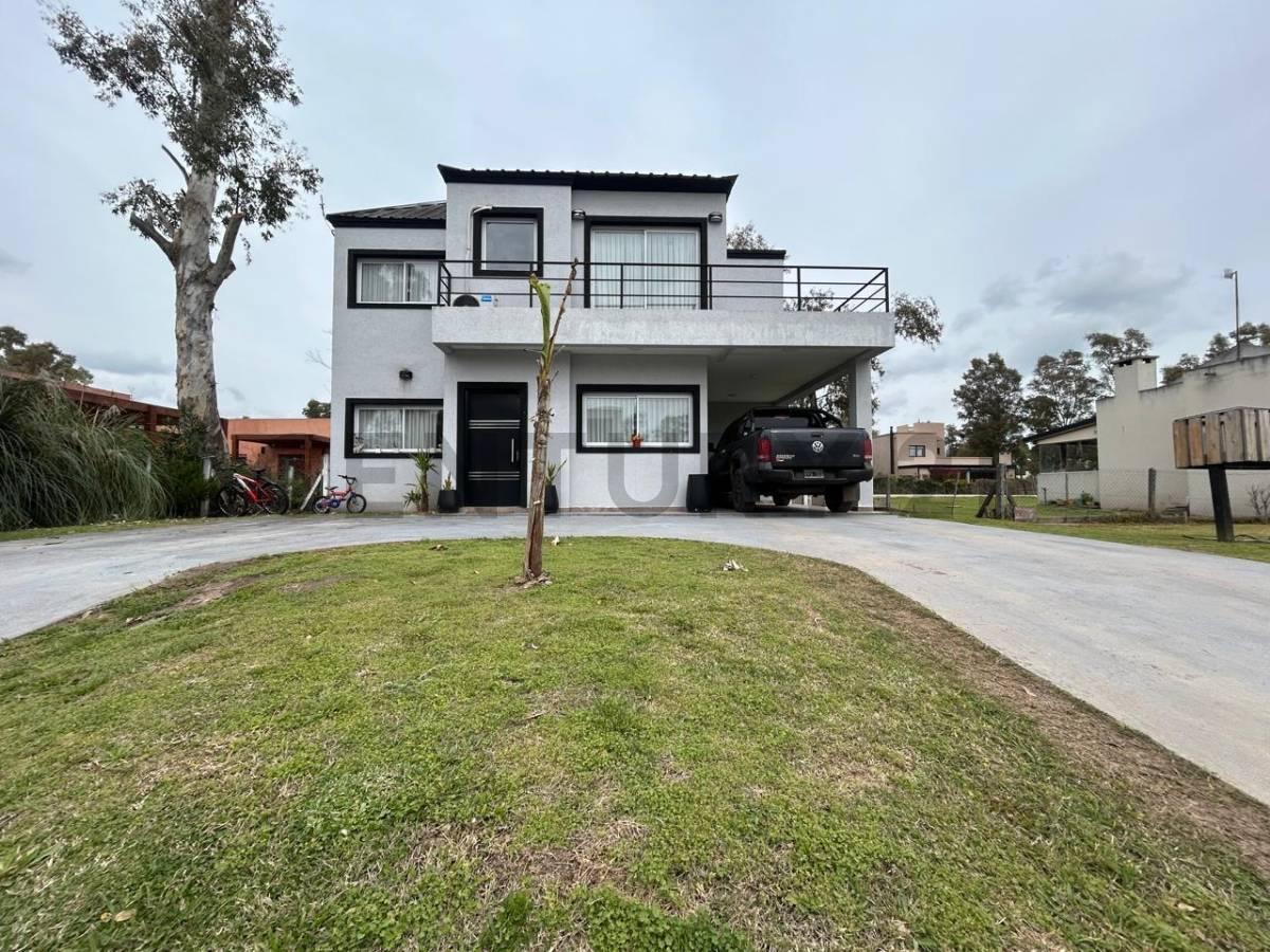 Foto de VENTA CASA DE 4 AMBIENTES CON PILETA EN EL BARRIO ALVAREZ DEL BOSQUE, imagen 1