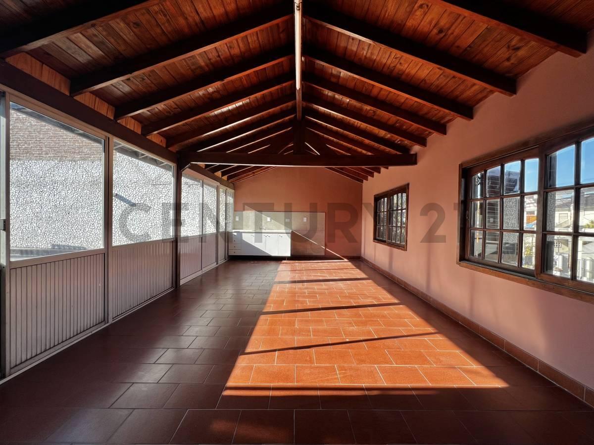 Foto de CASA VENTA 4 AMBIENTES CON QUINCHO Y COCHERA VILLA LUZURIAGA, SE ACEPTA, imagen 1