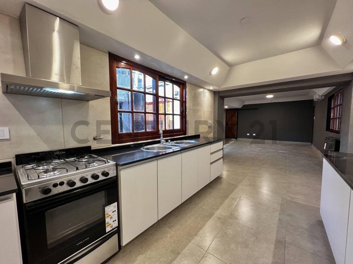 Foto de CASA VENTA 4 AMBIENTES CON QUINCHO Y COCHERA VILLA LUZURIAGA, SE ACEPTA, imagen 2