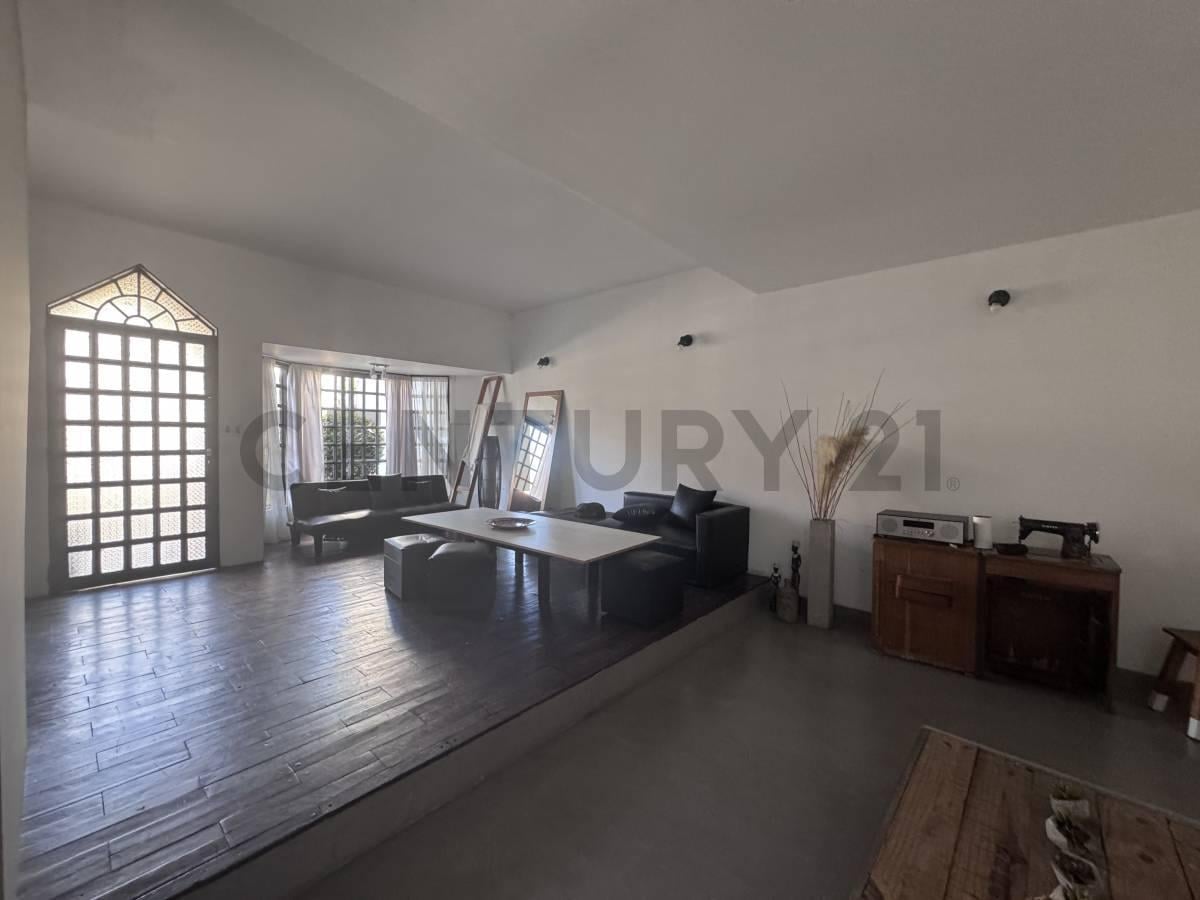 Foto de VENTA CASA 6 AMBIENTES CON JARDÍN Y GARAGE DOBLE A RECICLAR EN VILLA, imagen 2