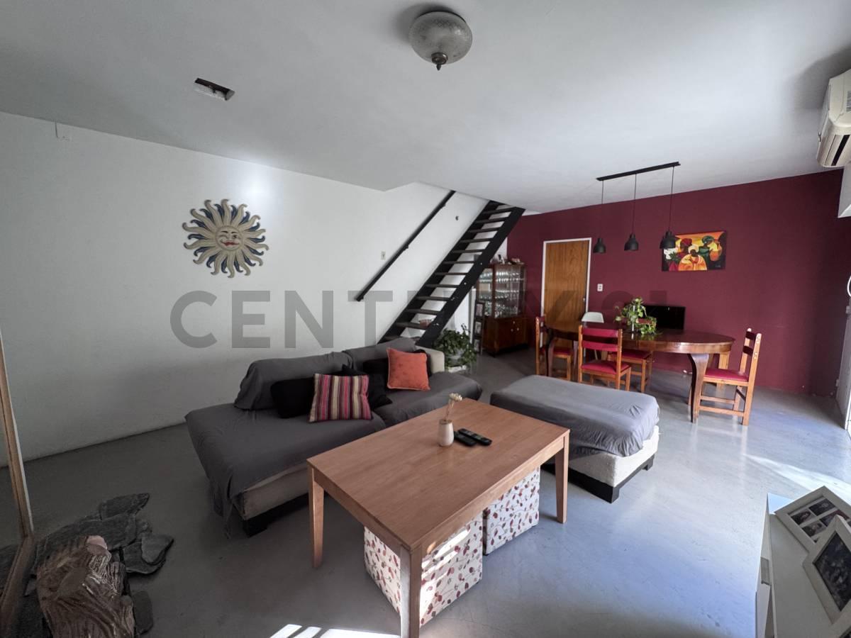 Foto de VENTA CASA 6 AMBIENTES CON JARDÍN Y GARAGE DOBLE A RECICLAR EN VILLA, imagen 5