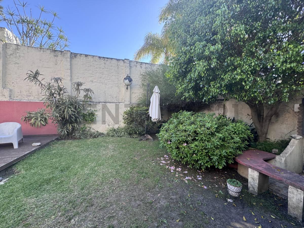 Foto de VENTA CASA 6 AMBIENTES CON JARDÍN Y GARAGE DOBLE A RECICLAR EN VILLA, imagen 3