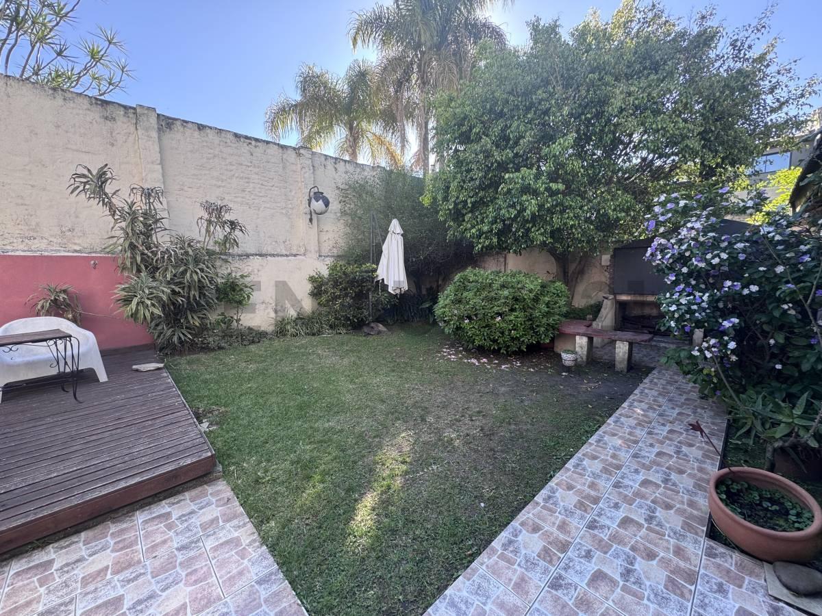 Foto de VENTA CASA 6 AMBIENTES CON JARDÍN Y GARAGE DOBLE A RECICLAR EN VILLA, imagen 1