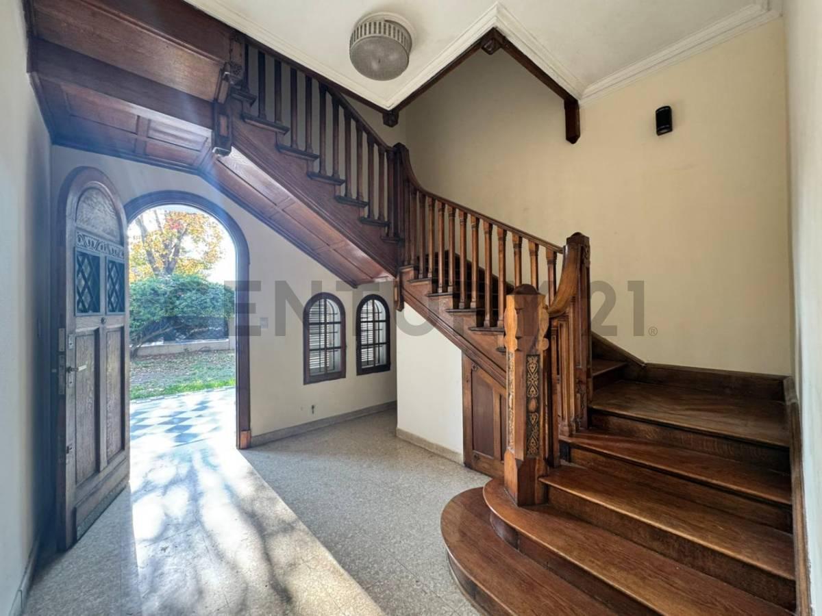 Foto de VENTA CASA 5 AMBIENTES CON 4 DORMITORIOS Y ESCRITORIO, JARDÍN Y COCHERA, imagen 4
