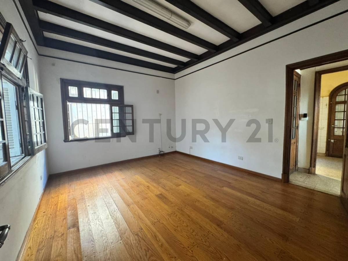 Foto de VENTA CASA 5 AMBIENTES CON 4 DORMITORIOS Y ESCRITORIO, JARDÍN Y COCHERA, imagen 5
