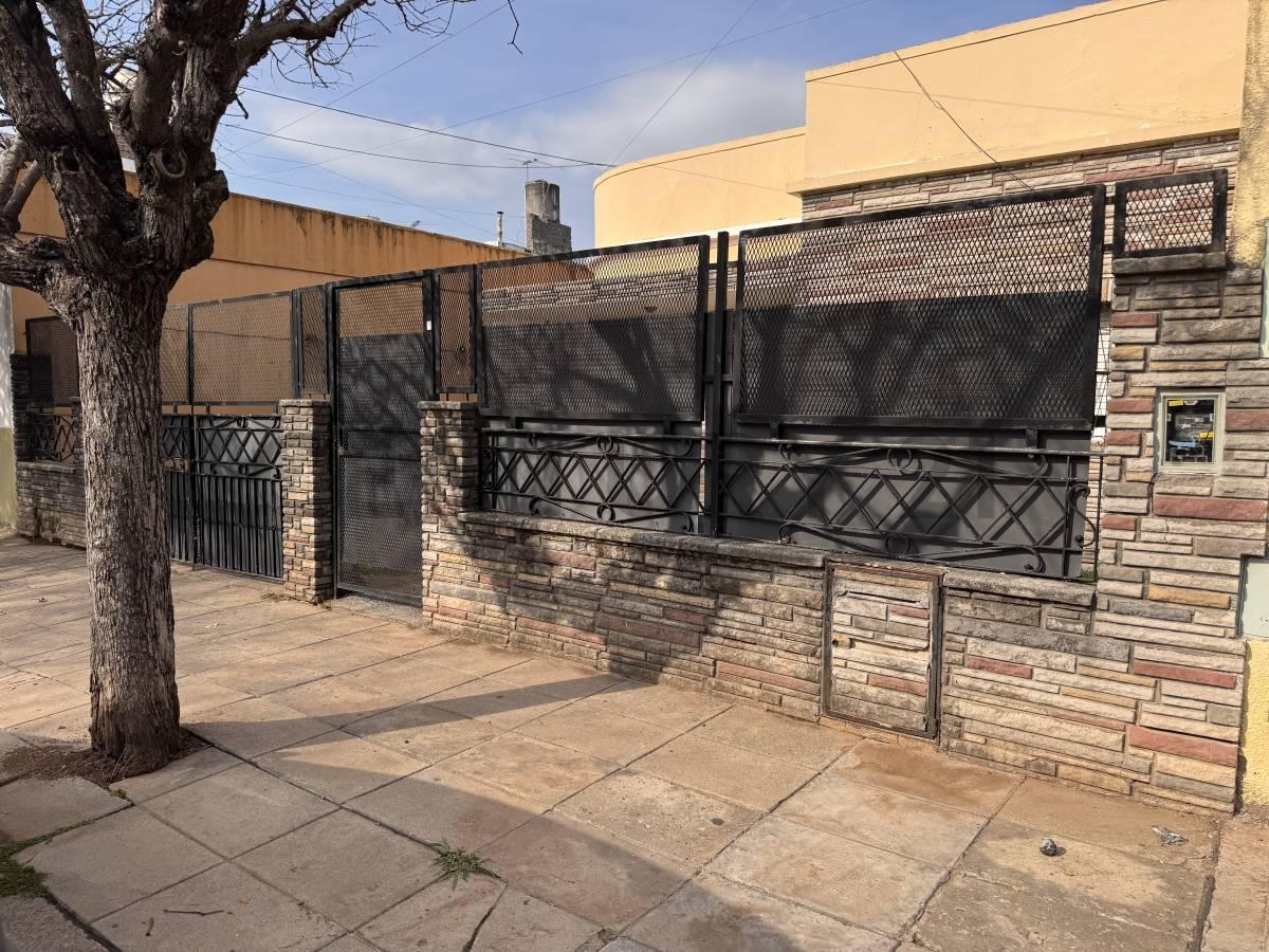 Foto de VENTA CASA MULTIFAMILIAR 4 AMBIENTES VILLA LUGANO, imagen 2