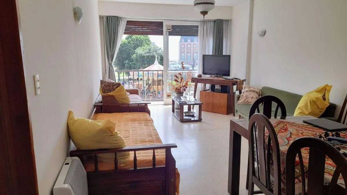 Venta Departamento 3 ambientes con dependencia y espacio de cochera cubierta frente a Plaza Colón