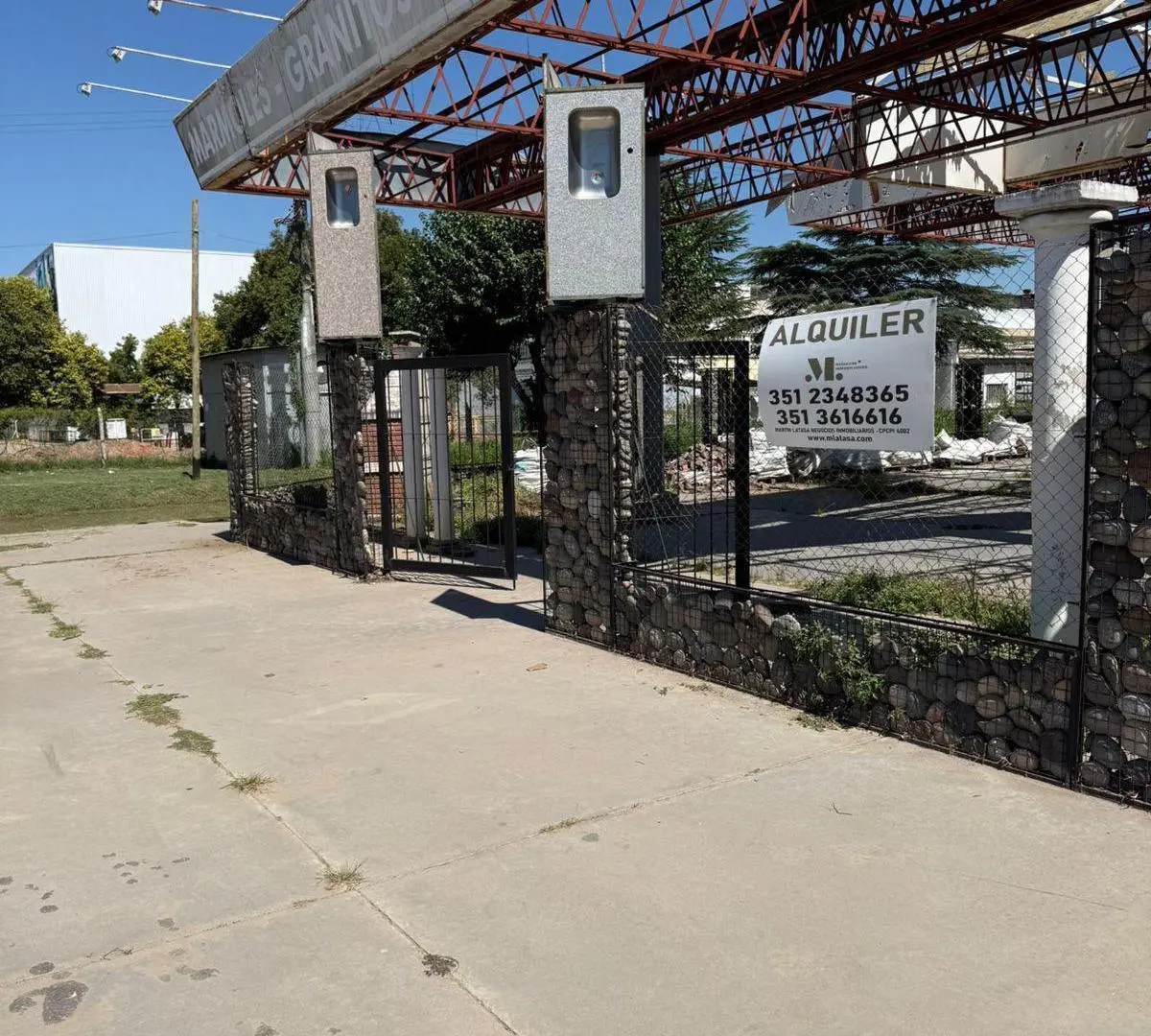 ALQUILER DE LOTE CON OFICINA EN LOS BOULEVARES 2