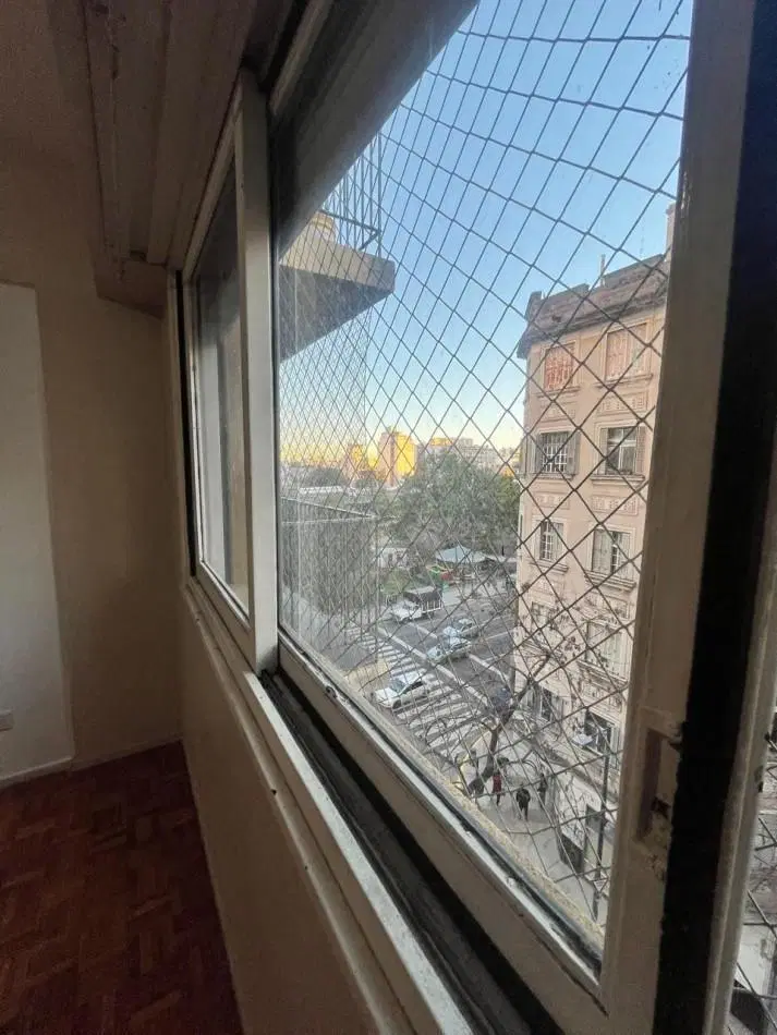 3 AMBIENTES CON DOS BALCONES A LA CALLE 8