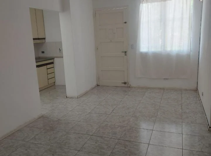Dueño alquila. 3 ambientes con cochera  y patio. Sin expensas. 1