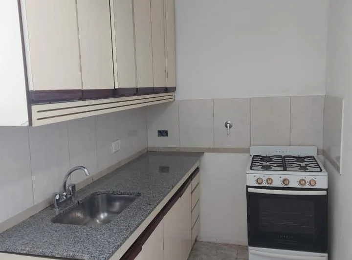 Dueño alquila. 3 ambientes con cochera  y patio. Sin expensas. 4