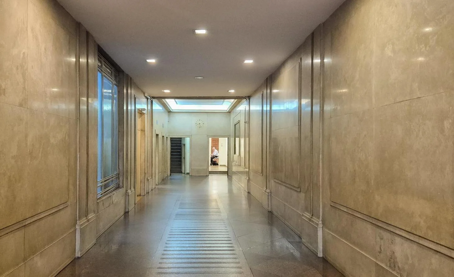 Oficina en venta a media cuadra Tribunales