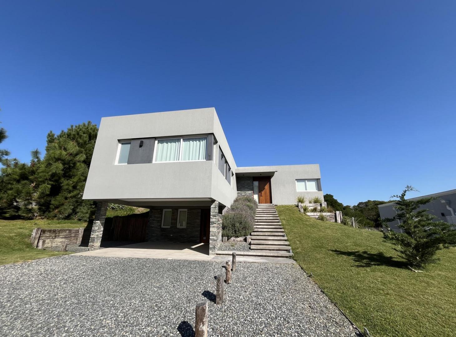 Casa en venta cinco dormitorios y pileta en Senderos II, Costa Esmeralda